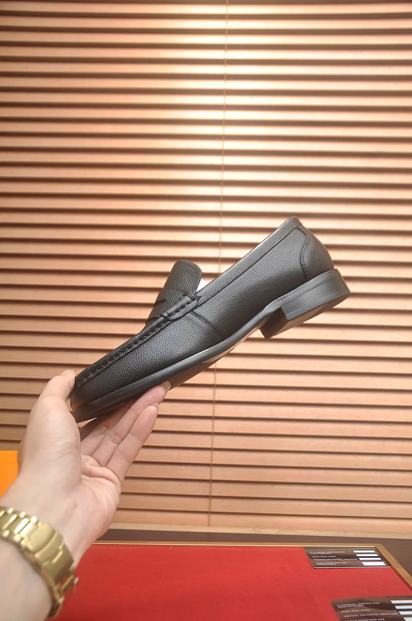 Men's men's shoes 💰540💶 [LV] (original single cowhide lining) 🍀LV's latest genuine leather business suit shoes are launched simultaneously on the official website. The first-layer cowhide imported from Italy is made of heavy gold, 💥official website 1:1 rubber outsole. Versatile to wear, high-end without losing class, and the color combination is extraordinary. This four-season style is alluring when worn on your feet, showing off your big-name flair. Standard code 39-45 (45 customized)
